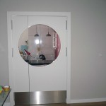 Puerta diseñada a medida con cristal en cocina